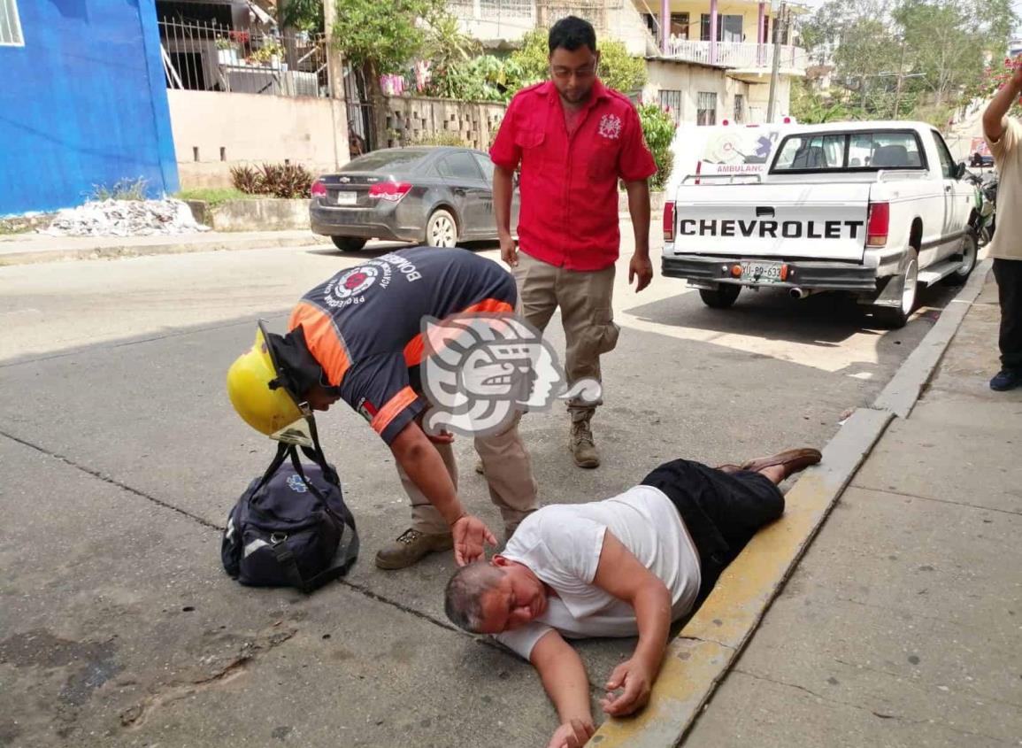 Auxilian a dos trabajadores tras sufrir caídas en Acayucan