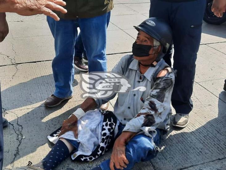Urbano impacta a motociclista de la tercera edad en Veracruz