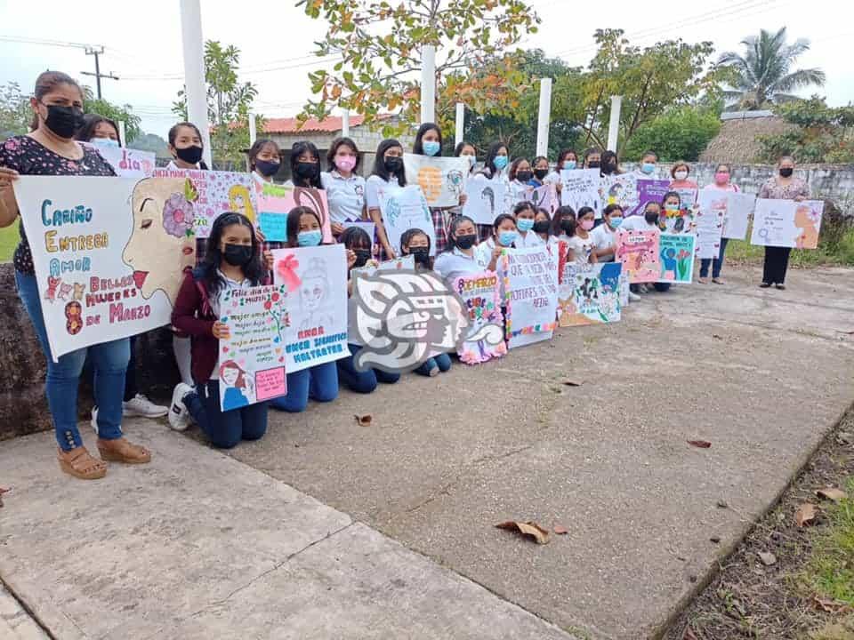 Llevan pláticas durante el Día de la Mujer en Moloacán