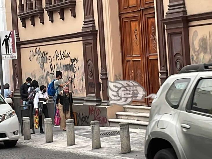 En Xalapa, limpian pintas en templos tras marcha por Día de la Mujer