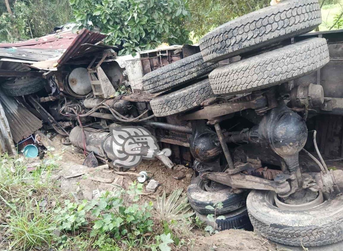 Muere niña de 5 años tras volcadura de camión sobre vivienda en Tihuatlán