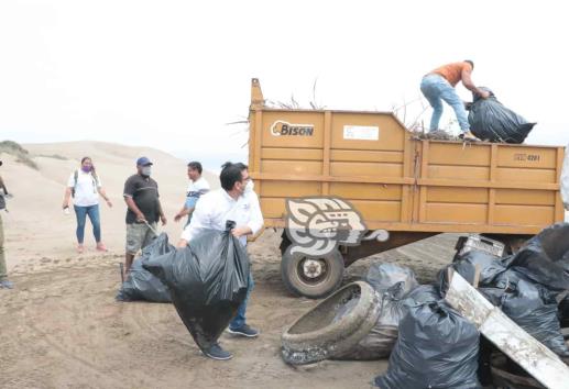 Sanitizan y embellecen playa de Chachalacas para seguridad de turistas