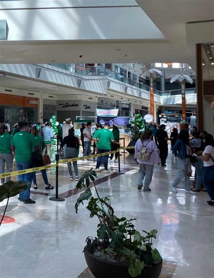 Xalapeños se desbordan por apertura de Krispy Kreme; acampan desde un día antes