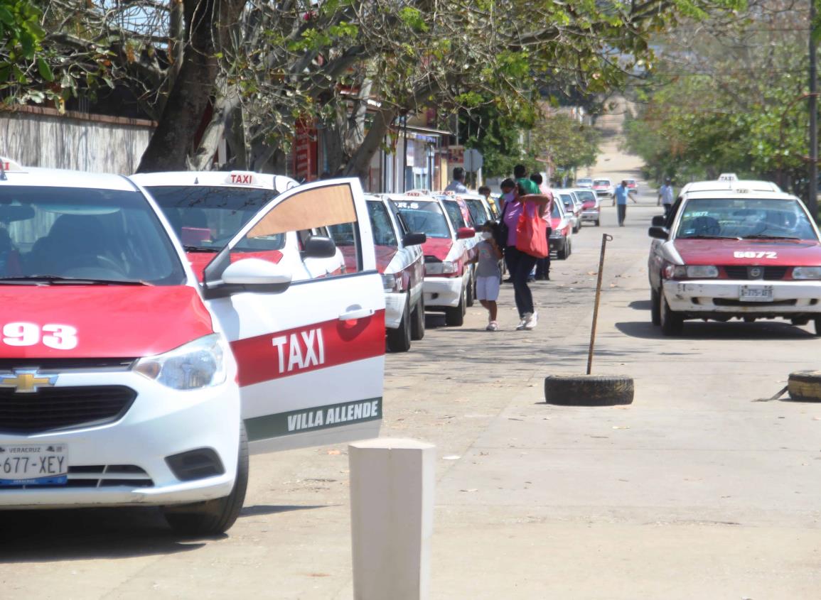 Taxistas se unen para reparar las calles de villa Allende