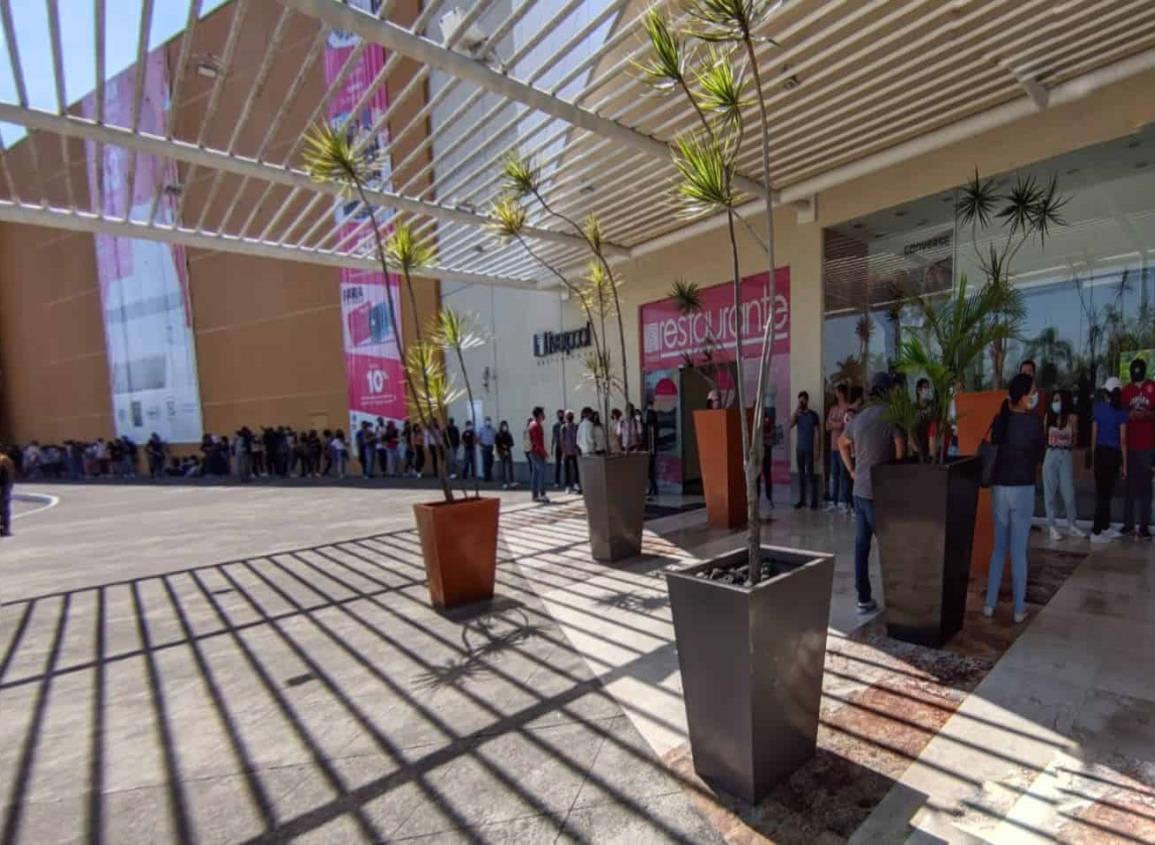 Xalapeños se desbordan por apertura de Krispy Kreme; acampan desde un día antes