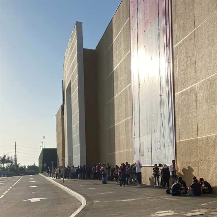 Xalapeños se desbordan por apertura de Krispy Kreme; acampan desde un día antes