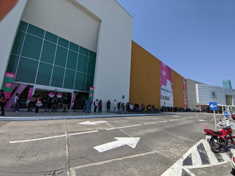 Xalapeños se desbordan por apertura de Krispy Kreme; acampan desde un día antes