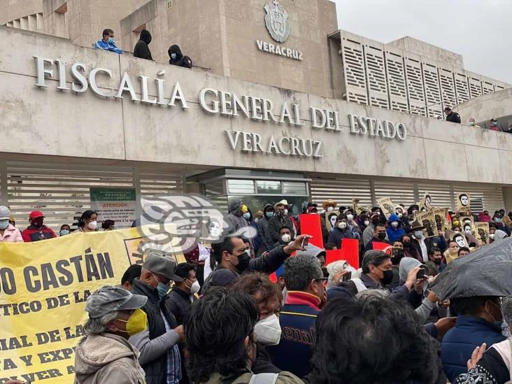 PRD protesta en FGE para exigir liberación de presos por ultrajes a la autoridad