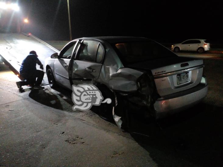 Dos mujeres lesionadas tras choque y volcadura