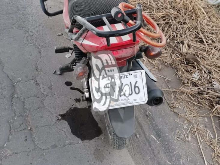 Derrapa en su motocicleta y cae en la maleza en Fraccionamiento Valle Alto, Veracruz