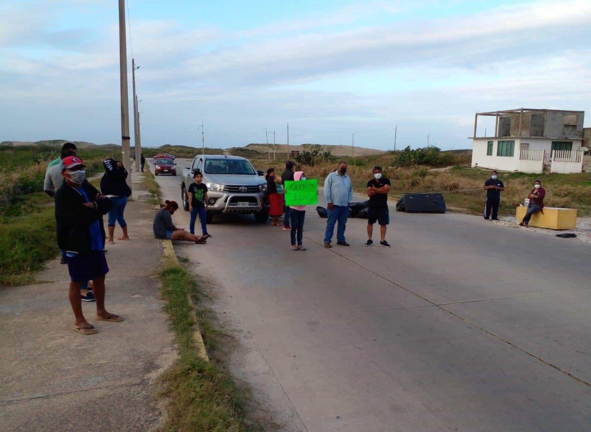 Bloquean última etapa del malecón; llevan más de 30 horas sin energía eléctrica