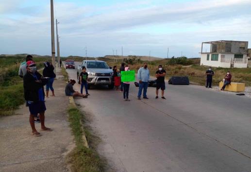 Bloquean última etapa del malecón; llevan más de 30 horas sin energía eléctrica