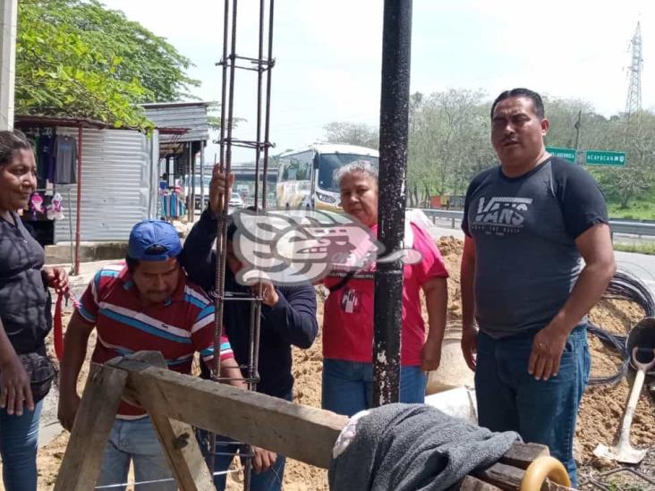 Se unen habitantes de Nuevo Teapa para construir parada de autobús