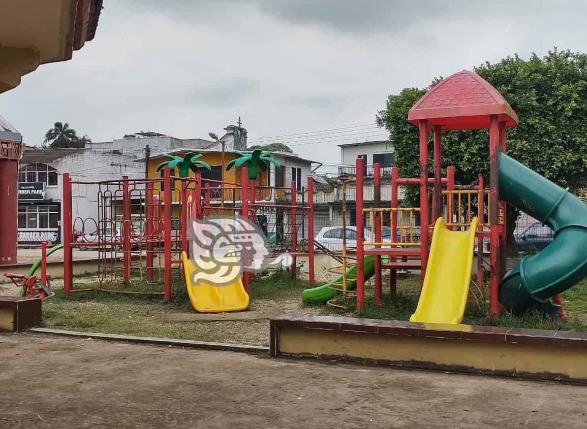 Deteriorados juegos infantiles, peligro en parque de Cuichapa