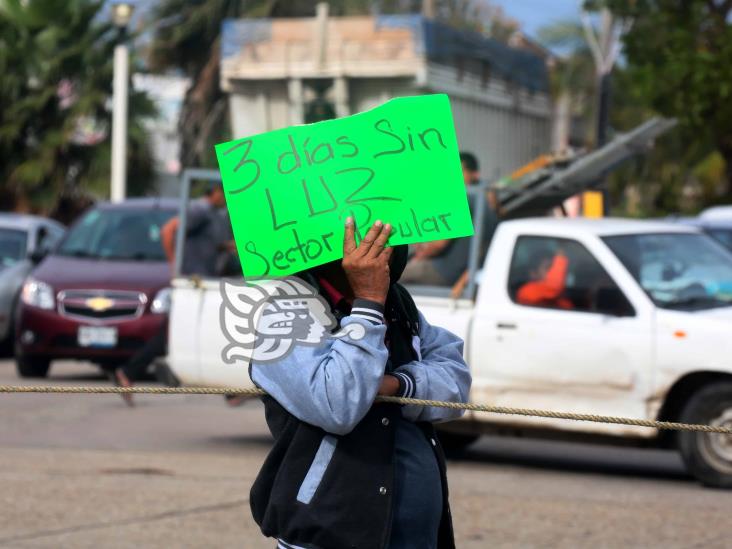 Bloquean avenida en Coatzacoalcos; exigen a CFE restablecer suministro