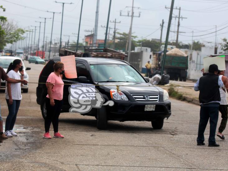 Bloquean avenida en Coatzacoalcos; exigen a CFE restablecer suministro