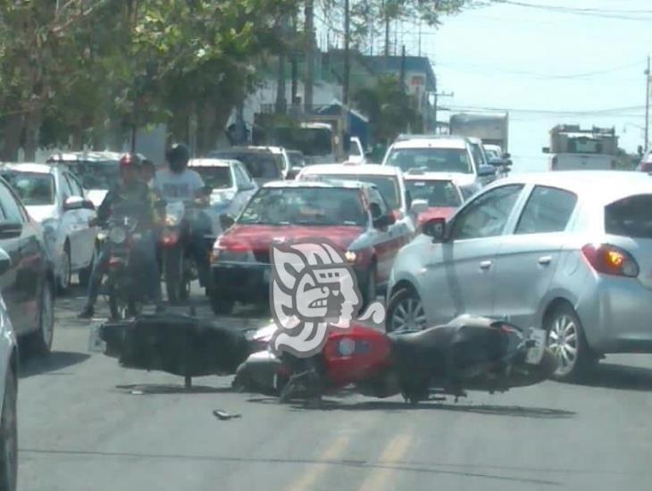 Impacta automóvil a moto en Cardel; un lesionado