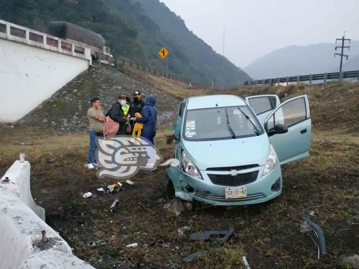 Choque de automóvil en la autopista Puebla-Orizaba deja un herido y daños materiales