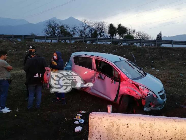 Choque de automóvil en la autopista Puebla-Orizaba deja un herido y daños materiales