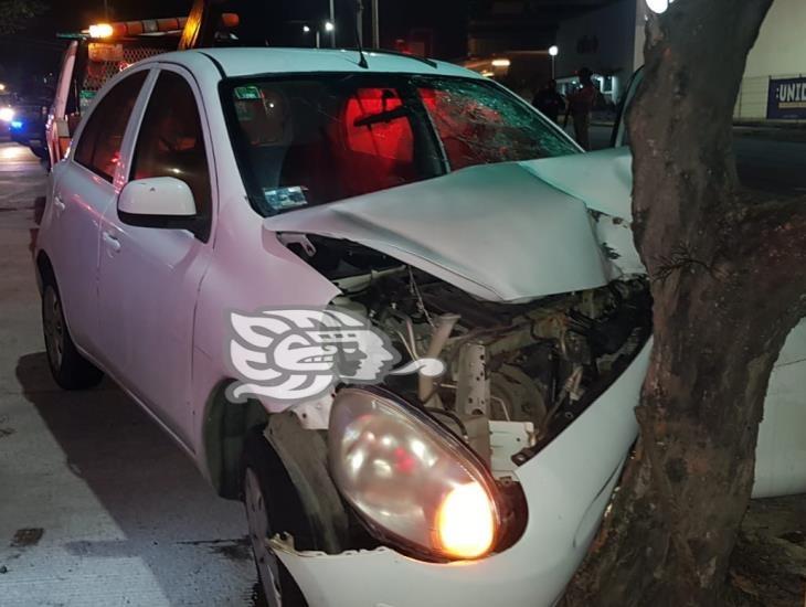 Fallece conductor tras estrellarse contra un árbol en Coatzacoalcos