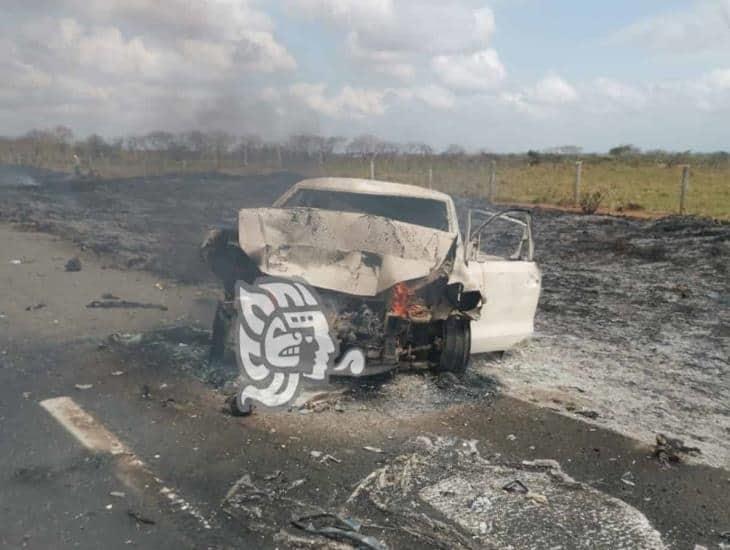 Salvan sus vidas tras choque e incendio de auto en tramo Acayucan-Isla