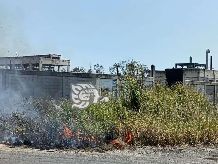 Incendio de pastizales en Las Matas rodea estación de Pemex