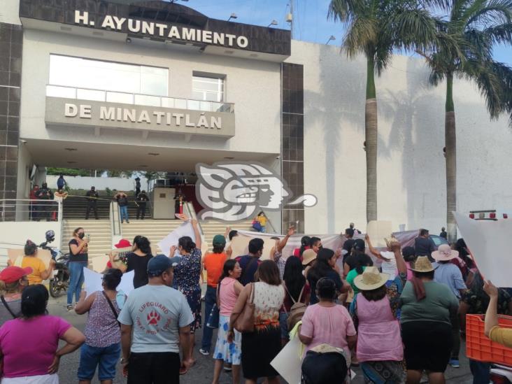 Locatarios del Solidaridad se manifiesten en Ayuntamiento de Minatitlán