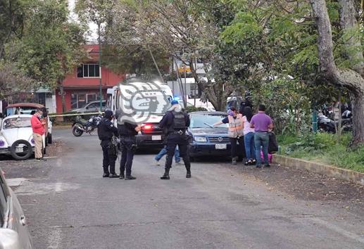 Encuentra a su hijo muerto dentro de su auto, en Xalapa