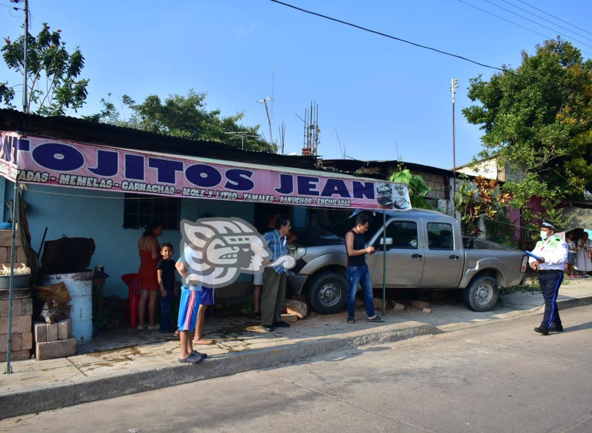 Conductor aprendiz impactó fachada de vivienda en Acayucan