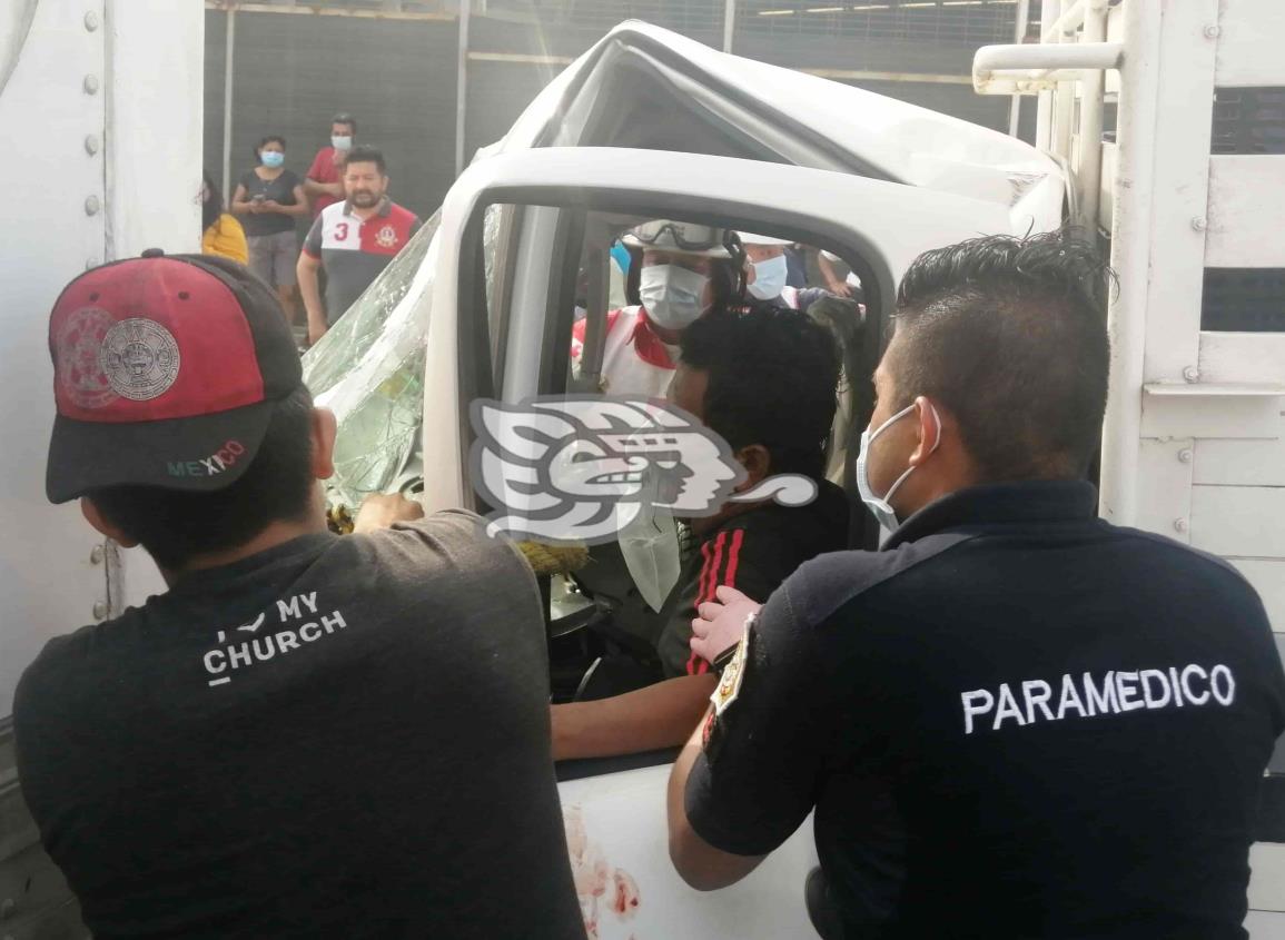 Comerciante de Jáltipan, delicado luego de accidente en Coatzacoalcos