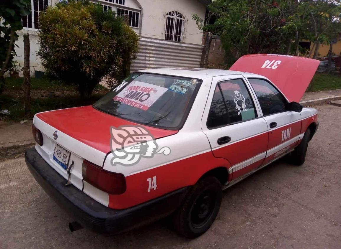 Taxi abandonado moviliza a corporaciones en Cosoleacaque