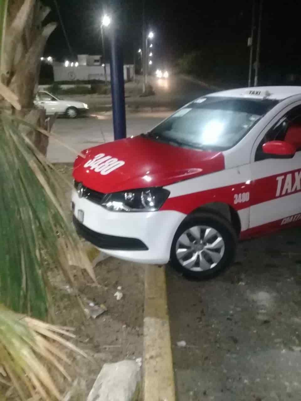 Taxi se estampa contra una palmera, arrolló a un hombre; escapa el conductor