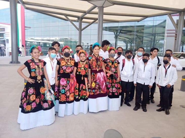 Músicos del Istmo de Tehuantepec tocan en la inauguración del AIFA