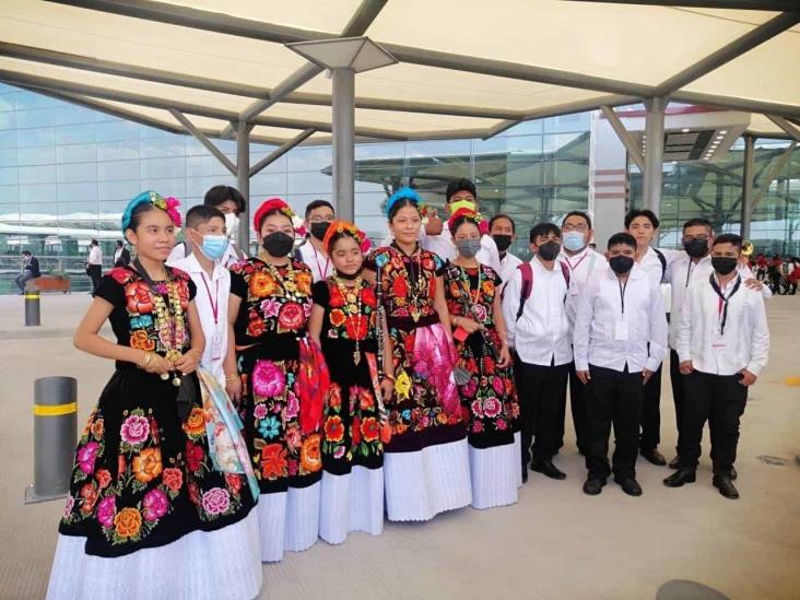 Músicos del Istmo de Tehuantepec tocan en la inauguración del AIFA