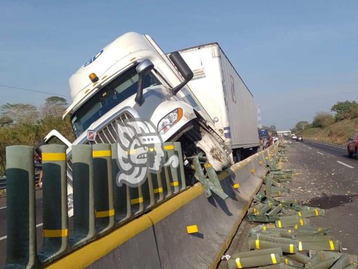 Rapiñan papel higiénico tras volcadura en autopista La Tinaja-Cosoleacaque