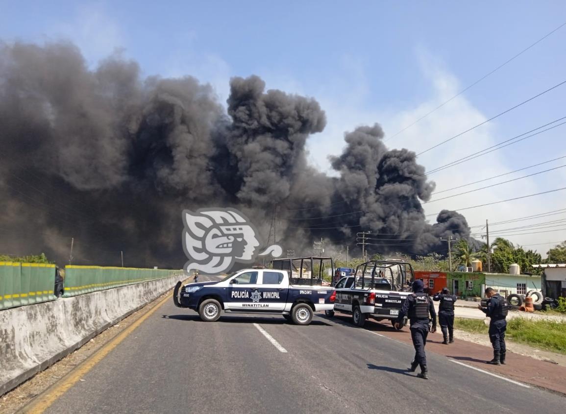 Incendio de pastizales alcanzó corralón cercano al Coatza 2
