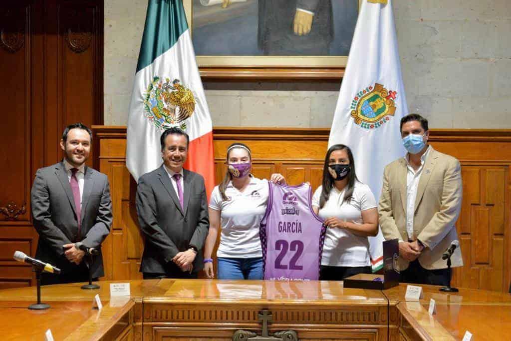 Gobernador recibe en Palacio de Gobierno al equipo femenil Halcones de Xalapa