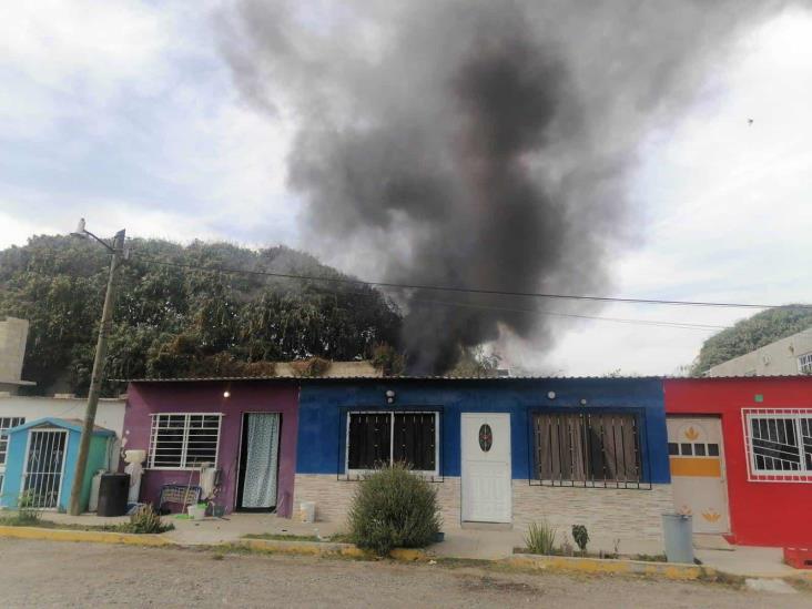 Automóvil estacionado a fuera de una casa ardió en llamas en Puente Nacional