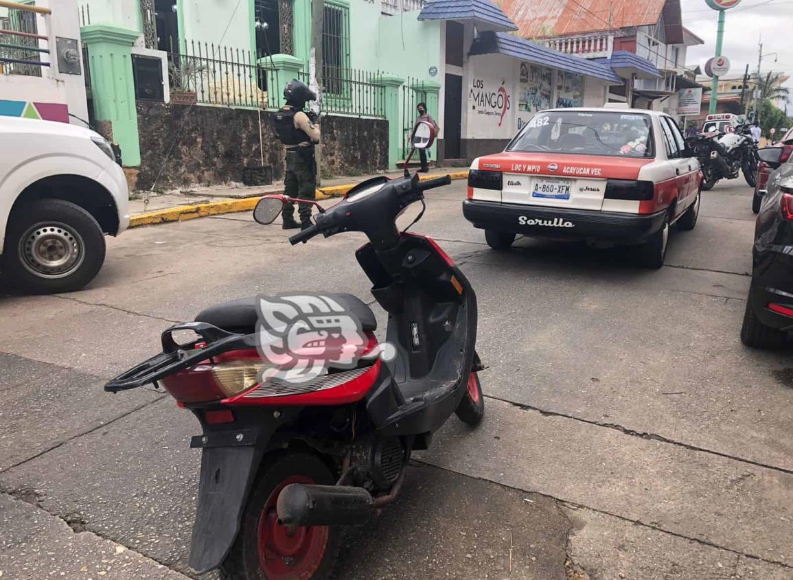 Detienen a taxista y motociclista por conducir ebrios en Acayucan