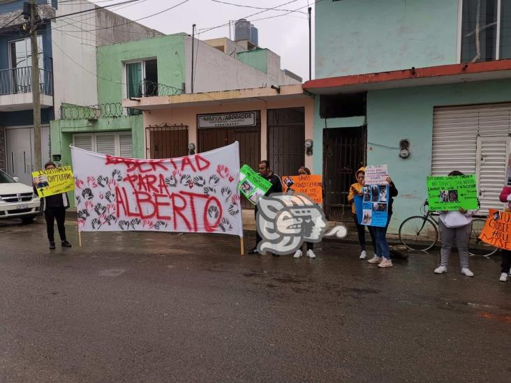 FGE no actúa contra familiar de rectora porque es rica; exigen liberar a July N