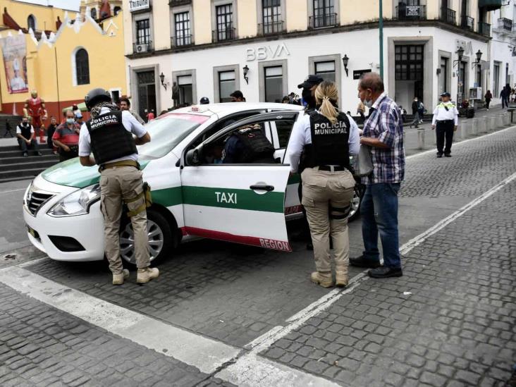 Taxista se desvanece y termina sobre banqueta frente a la catedral de Xalapa