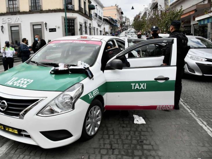 Taxista se desvanece y termina sobre banqueta frente a la catedral de Xalapa