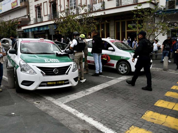 Taxista se desvanece y termina sobre banqueta frente a la catedral de Xalapa