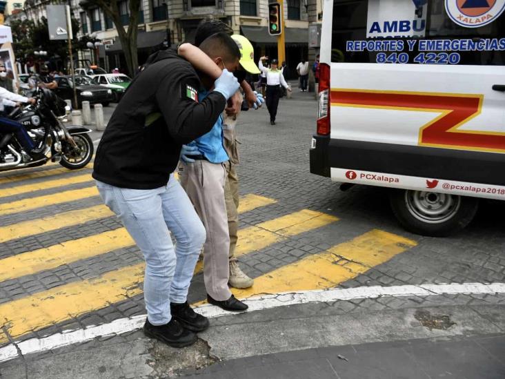 Taxista se desvanece y termina sobre banqueta frente a la catedral de Xalapa