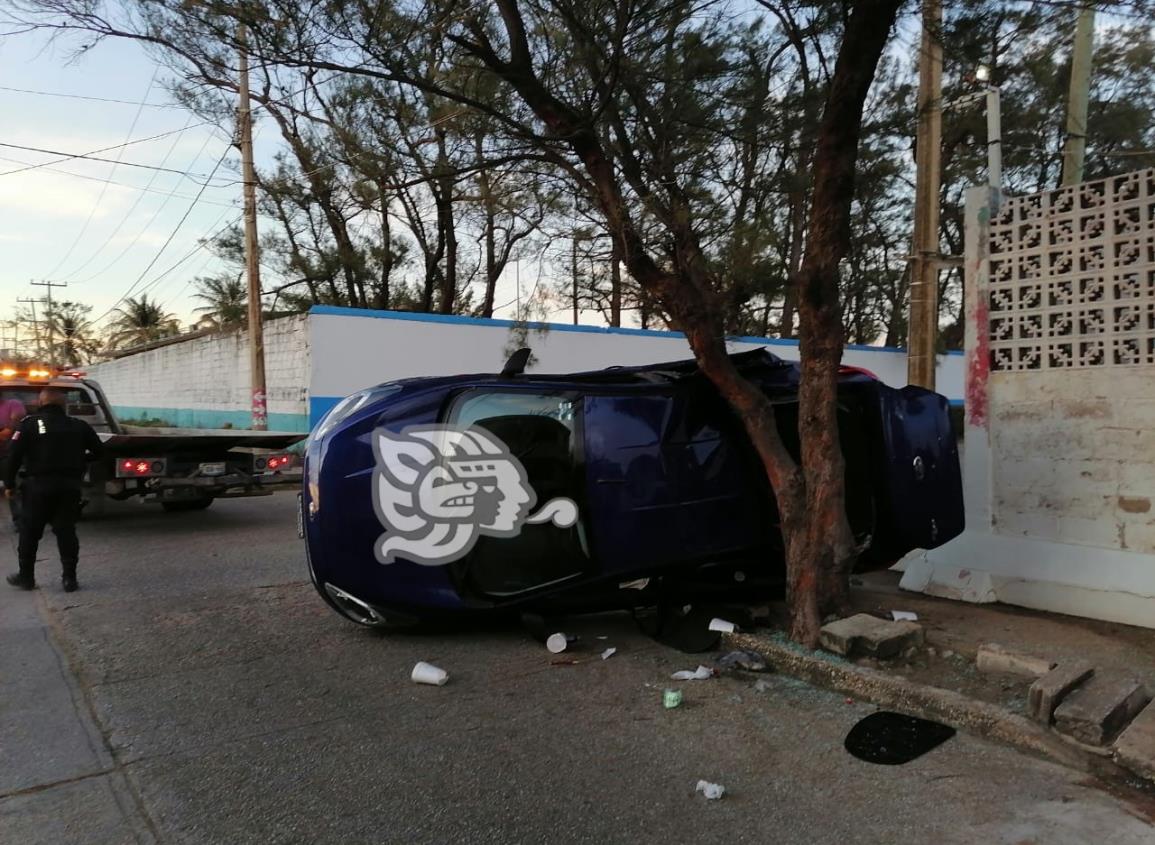 Choque y volcadura en la colonia Puerto México