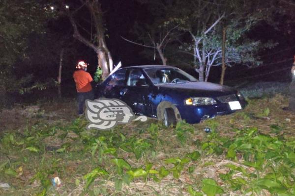 Tras accidente, dejan automóvil abandonado en Misantla