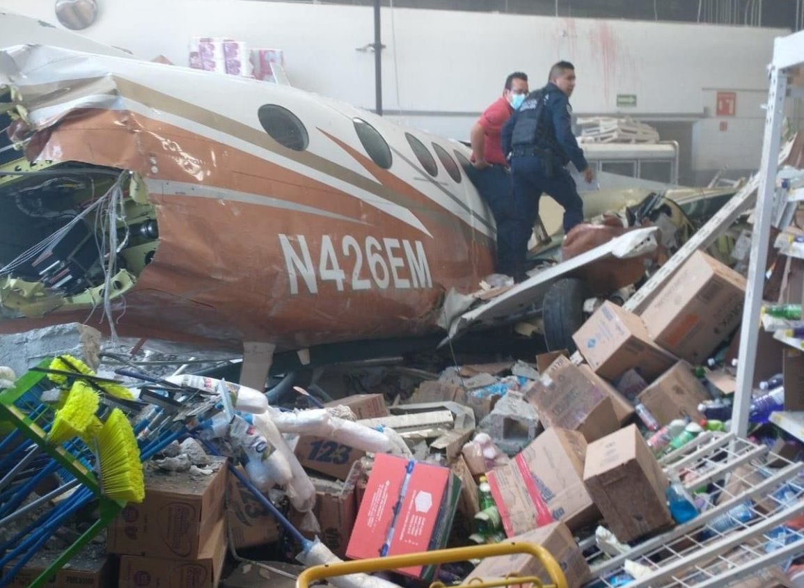 Cae avioneta sobre Aurrerá en Temixco, Morelos; hay 3 muertos y 4 lesionados