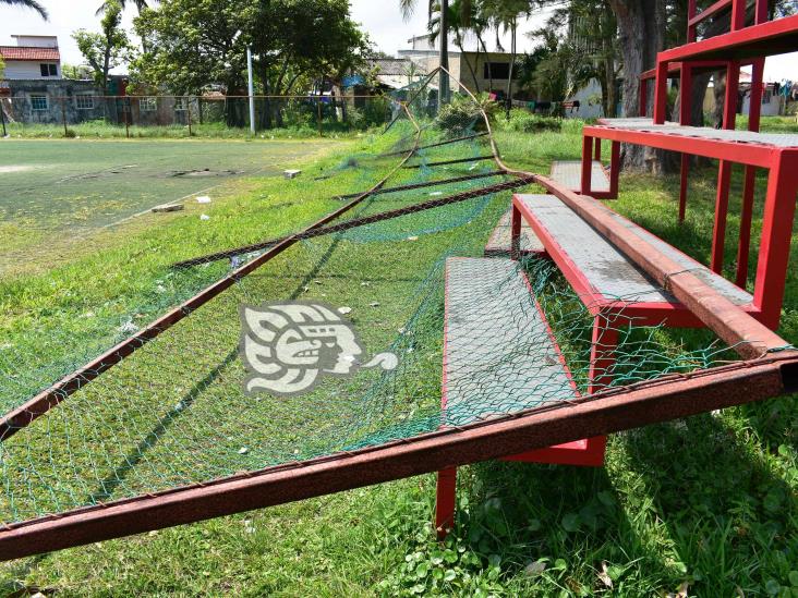 Canchas de pasto sintético vandalizadas; rescatan 12 de 31 en Coatzacoalcos