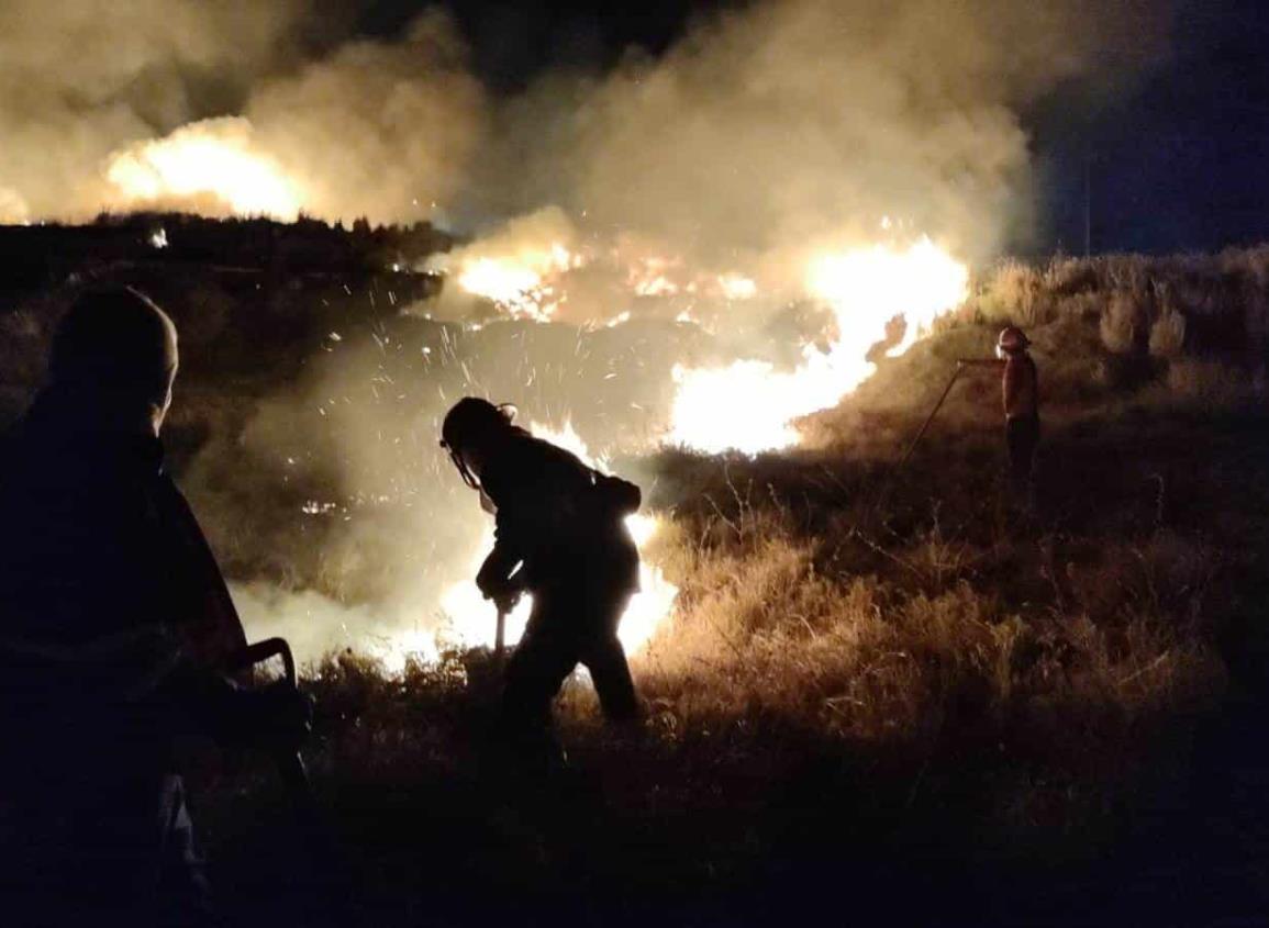 Incendio alcanza postes y llega a la banqueta, cierran carril al poniente de Coatza