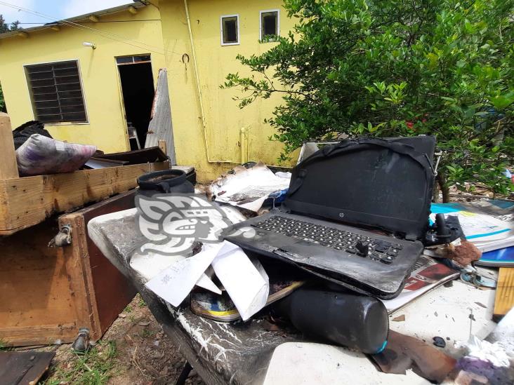 Incendio acabó con pertenencias de estudiantes en Agua Dulce